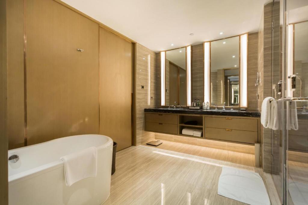 The Qube Hotel Jingzhou Bagian luar foto