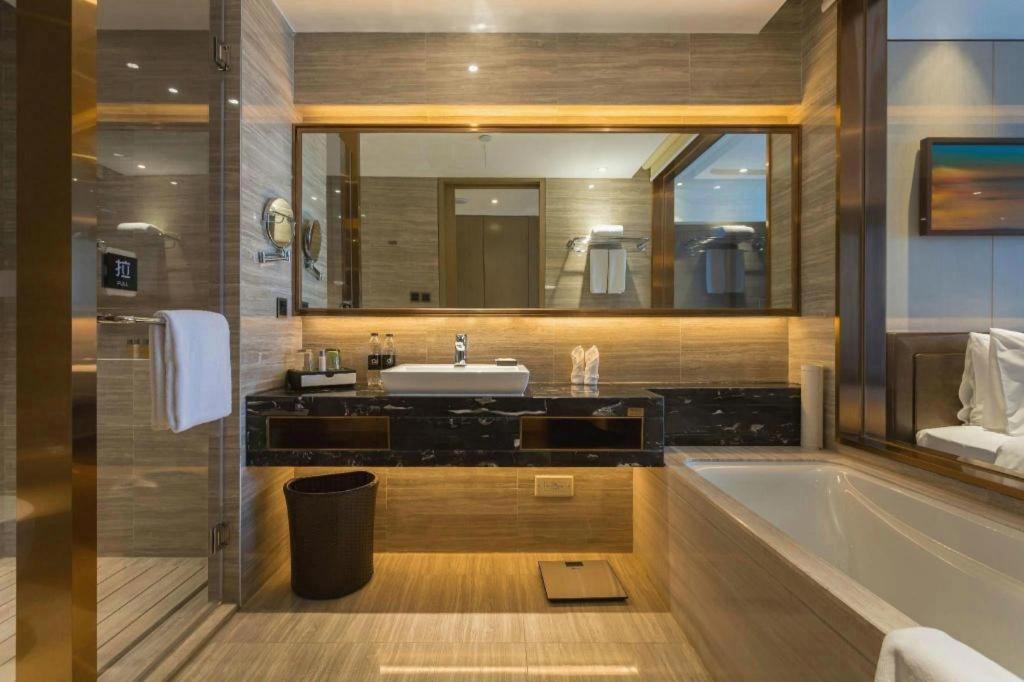 The Qube Hotel Jingzhou Bagian luar foto
