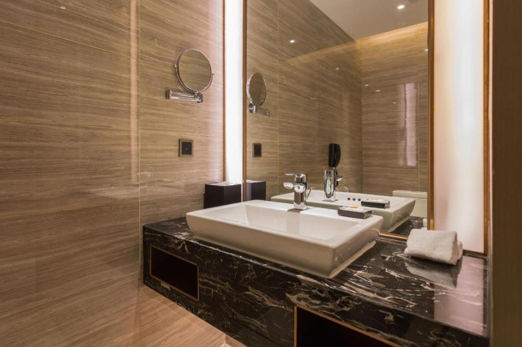 The Qube Hotel Jingzhou Bagian luar foto